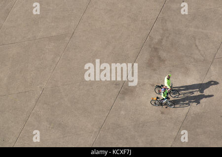 Ariel vista di ciclisti, con una bassa sun creando ombre interessanti su blackpool del mare lee di credito ramsden / alamy Foto Stock