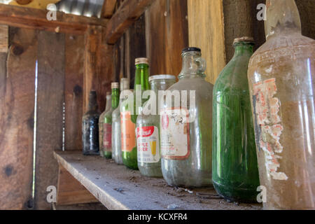 Vecchie bottiglie di vetro visualizzati in una storica Cascina di schweiger ranch fall festival, Lone Tree, Colorado, Stati Uniti d'America. Foto Stock