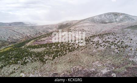 Paesaggio di montagna da un drone con inizio inverno neve. Khuvsgul, Mongolia. Foto Stock