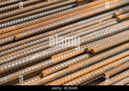 Barre di rinforzo in acciaio per armatura da costruzione, rinforzando lo sfondo della barra in acciaio. Foto Stock
