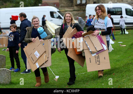 Il grande sleepout a Chichester Cathedral, west sussex, Regno Unito. un evento annuale per raccogliere fondi per i senza tetto carità stonepillow. Foto Stock