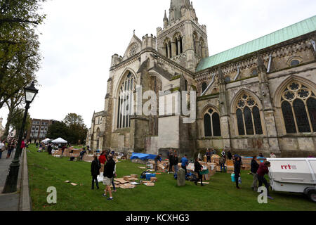 Il grande sleepout a Chichester Cathedral, west sussex, Regno Unito. un evento annuale per raccogliere fondi per i senza tetto carità stonepillow. Foto Stock