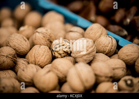 Pila di noci in un cesto su un mercato Foto Stock