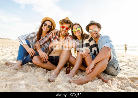 Amici in spiaggia godendo l'estate Foto Stock