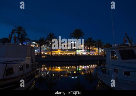 Yacht ormeggiati a Marina di Cala D'Or al tramonto, Cala d'Or, Maiorca, isole Baleari, Spagna. Foto Stock