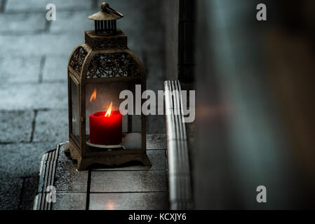 Candela rossa della lanterna in piedi su un marciapiede street Foto Stock