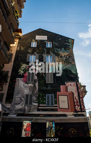 Milano, Italia: Windows di un palazzo decorato in corso Garibaldi, nel quartiere di Brera, sponsorizzato dalla famosa la moda italiana maison gucc Foto Stock