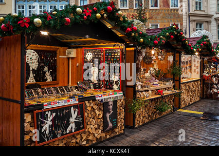 Praga, Repubblica Ceca - 11 dicembre 2016: chioschi in legno che offrono souvenir durante il mercatino di Natale che si svolgono ogni anno in Praga. Foto Stock