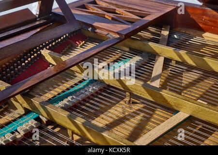 Vecchio pianoforte parti interne Foto Stock