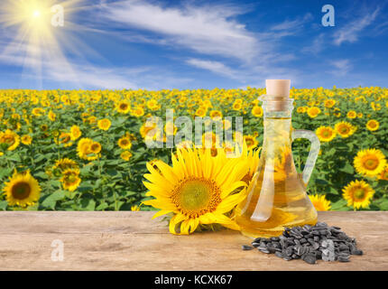 Olio di semi di girasole in una bottiglia di vetro Foto Stock