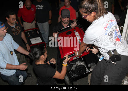 Personale dell'agenzia federale, compreso il servizio postale degli Stati Uniti e il personale della DEA, rifornimenti di carico e trasporto in coordinamento con la Guardia nazionale aerea di Porto Rico per le operazioni di soccorso dell'uragano Maria a Porto Rico. Foto Stock