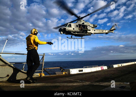 171002-N-BK384-232 MAR MEDITERRANEO (OTTOBRE 1, 2017) Aviation Boatswain's Mate (Handling) Airman Anthony Similton segnala un elicottero UH-1Y Venom assegnato a Marine Medium Tiltrotor Squadron (VMM) 161 (rinforzato) dal ponte di volo della nave da carico anfibia di classe San Antonio USS San Diego (LPD 22). San Diego è schierata con l'America Amphibious Ready Group e la 15a unità di spedizione marina (15a MEU) per sostenere la sicurezza marittima e la cooperazione di sicurezza del teatro negli sforzi nell'area di funzionamento della 6esima flotta degli Stati Uniti. (STATI UNITI Navy foto di Mass Communication Specialist 3° Classe Ju Foto Stock