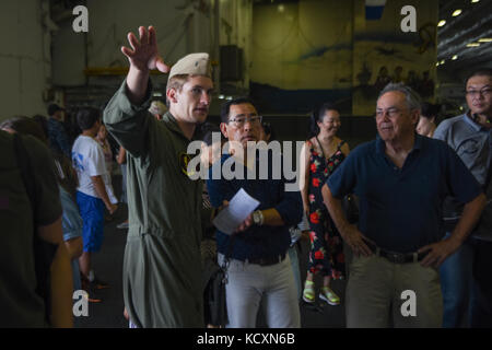 171004-N-VI515-047 PORTO DI HONG KONG (OTTOBRE 4, 2017) Lt. j.g. Ross Hermann, assegnato a Airborne Early Warning Squadron (VAW) 125, dà tour ai visitatori nella baia di appendiabiti della portaerei USS Ronald Reagan (CVN 76). Ronald Reagan fornisce una forza pronta per il combattimento, che protegge e difende gli interessi marittimi collettivi degli Stati Uniti e dei suoi alleati e partner nella regione Indo-Asia-Pacifico. (STATI UNITI Navy Photo by Mass Communication Specialist Seaman Erwin Jacob Villavicencio Miciano/released) Foto Stock