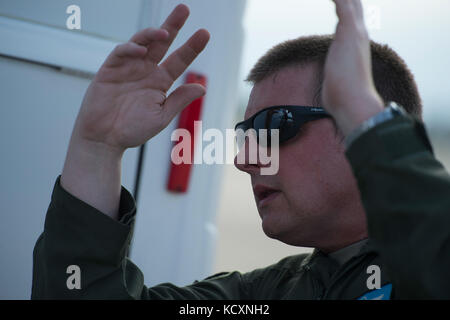 Master Sgt. Steve Brewer, un loadmaster assegnato al nono Airlift Squadron, Dover Air Force Base, Delaware, guida una AT&T torre di telecomunicazioni al di fuori di un C-5M Super galassia a Luis Muñoz Marín International Airport, Puerto Rico, 6 ott. 2017. Il C-5M trasportato torri da AT&T, per fornire copertura di telecomunicazione per le aree in Puerto Rico più colpiti dall uragano Maria. Si tratta di un'iniziativa del presidente Donald Trump le priorità per i tentativi di recupero in Puerto Rico. (U.S. Air Force foto di Tech. Sgt. Larry E. Reid Jr., rilasciato) Foto Stock