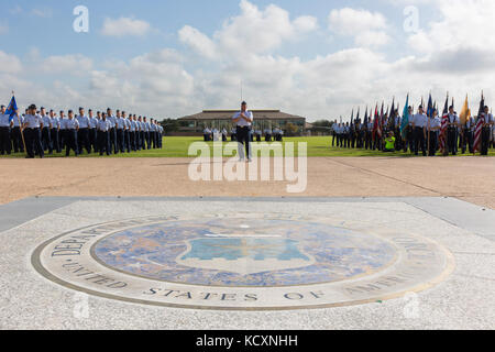 Il Gen. Timothy J. Leahy (al centro), comandante della seconda forza aerea, si rivolge ai tirocinanti e al pubblico durante una cerimonia di addestramento militare di base alla base militare di San Antonio-Lackland, Texas, come parte del 37th Training Wing immersion tour 6 ottobre 2017. Il tour ha familiarizzato Leahy con la missione, le operazioni e il personale dell'ala dopo aver assunto il comando in agosto. La sua area di responsabilità comprende unità in JBSA-Lackland, Sheppard e Goodfellow Air Force Basi, Texas, Vandenberg AFB, California, Keesler AFB, Miss. e 103 sedi operative in tutto il mondo. La seconda forza aerea fornisce l'addestramento dall'ai Foto Stock