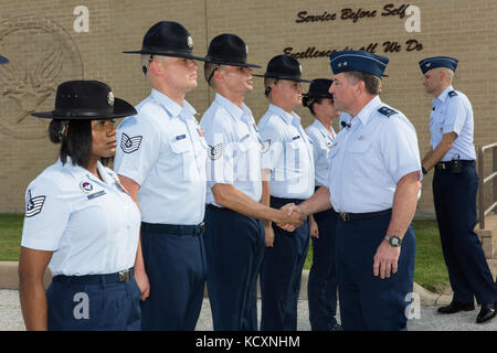 Il Gen. Timothy J. Leahy (all'interno della destra), comandante della seconda forza aerea, incontra istruttori militari dopo una cerimonia di addestramento militare di base alla base militare di San Antonio-Lackland, Texas, come parte del 37th Training Wing Tour di immersione 6 ottobre 2017. Il tour ha familiarizzato Leahy con la missione, le operazioni e il personale dell'ala dopo aver assunto il comando in agosto. La sua area di responsabilità comprende unità in JBSA-Lackland, Sheppard e Goodfellow Air Force Basi, Texas, Vandenberg AFB, California, Keesler AFB, Miss. e 103 sedi operative in tutto il mondo. La seconda forza aerea fornisce traini Foto Stock