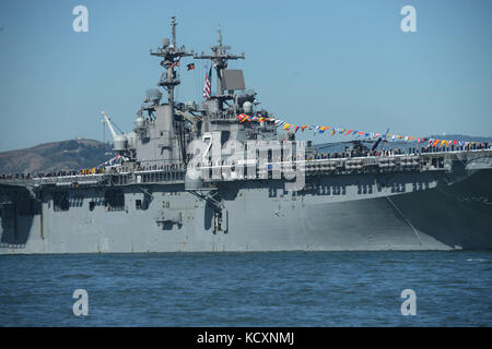 Marines e marinai uomo le rotaie a bordo del Wasp-Class Amphibious Assault nave USS Essex (LHD2) durante la sfilata delle navi della flotta a settimana San Francisco 6 ott. 2017. San Francisco Settimana della flotta è un opportunità per il pubblico americano e per soddisfare le loro Marine Corps, la marina e la Guardia Costiera team e l'esperienza dell'America servizi di mare. Settimana della flotta consentirà di evidenziare naval personale, attrezzature, tecnologia e funzionalità, con un particolare accento sugli aiuti umanitari e di risposta di emergenza. (U.S. Marine Corps foto di Sgt. Annika Moody) Foto Stock