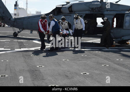 171006-N-PG340-231 MAR DEI CARAIBI (ott. 6, 2017) - Un MH-60S Sea Hawk elicottero, assegnato al 'Sea Cavalieri' di elicottero di mare squadrone di combattimento (HSC) 22, Terre sul mare militare militare comando Sealift nave ospedale USNS Comfort (T-AH 20) di caduta di un paziente dal Menonita ospedale di Caguas, Porto Rico. Il comfort è arrivato nella regione di Arecibo-Manati per fornire servizi medici con visite aggiuntive essendo previsto intorno l'isola. Gli Stati Uniti Dipartimento della sanità e dei servizi umani e Puerto Rico Dipartimento di Salute rappresentanti stanno dando priorità ai pazienti a ogni fermata prima del Comfort Foto Stock