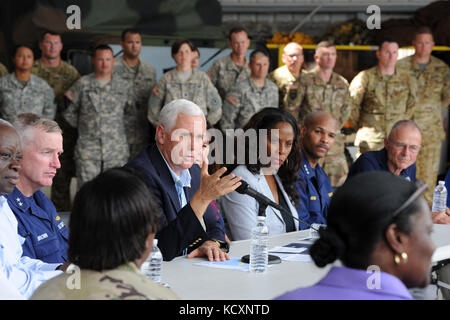 Christiansted, St. Croix, noi isola vergine--Vice Presidente Mike Pence, centro, parla al briefing alla stampa insieme con altri funzionari del governo il 6 ottobre 2017 per discutere le operazioni di ripristino. Jocelyn Augustino/FEMA Foto Stock