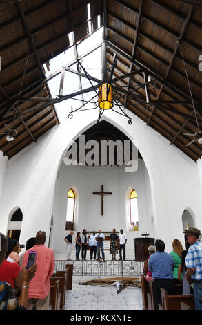 Christiansted, St. Croix, noi isola vergine--Vice Presidente Mike Pence, parla a Santa Croce La chiesa episcopale con locali, statali e federali di agenti il 6 ottobre 2017 a locale parrocchiani. Jocelyn Augustino/FEMA Foto Stock