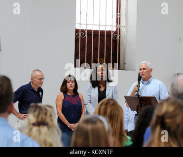 Christiansted, St. Croix, noi isola vergine--Vice Presidente Mike Pence, sinistra, parla a Santa Croce La chiesa episcopale con locali, statali e federali di agenti il 6 ottobre 2017 a locale parrocchiani. Pence la moglie Karen Pence è il secondo da sinistra. Jocelyn Augustino/FEMA Foto Stock