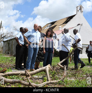 Christiansted, St. Croix, noi isola vergine--Vice Presidente Mike Pence e sua moglie Karen Pence, , guarda i danni arrecati dall'uragano a Santa Croce La chiesa episcopale con il Governatore Kenneth Mapp, secondo da destra, in data 6 ottobre 2017. Jocelyn Augustino/FEMA Foto Stock