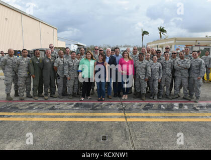 Stati Uniti Vice Presidente Mike pence (al centro) con sua moglie Karen Pence, Puerto Rico governatore Ricardo Rosselló con la prima signora di Puerto Rico, Beatriz Rosselló e Puerto Rico congressista Jennifer Gonzalez-Colon (sinistra) pongono con truppe a Muñiz Air National Guard Base, Carolina, Puerto Rico, Ott 6. Il Vice Presidente arriva in Porto Rico dopo il passaggio dell uragano Maria per soddisfare con il Governatore e leadership locale di rispondere alla tempesta i soccorsi. (U.S. Air National Guard photo by Staff Sgt Angel Oquendo) Foto Stock