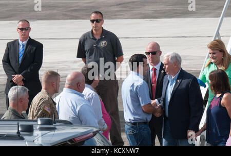 Stati Uniti Vice Presidente Mike Pence è accolto da Puerto Rico governatore Ricardo Rosselló al suo arrivo a Muñiz Air National Guard Base, Carolina, Puerto Rico, 6 ott. 2017. Il Vice Presidente ha visitato Puerto Rico e le Isole Vergini dopo l'uragano Maria per soddisfare con federale e locale per quanto riguarda la leadership storm agli sforzi di risposta. (U.S. Air National Guard photo by Staff Sgt Michelle Y. Alvarez-Rea) Foto Stock