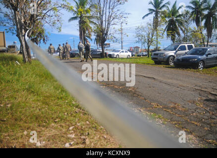 Il comando di stato sergente maggiore per Puerto Rico, Juvencio Mendez, insieme con i soldati senior advisor per il capo delle guardie nazionali Ufficio di presidenza, il comando Sgt. Il Mag. Christopher Kepner, visitato su Ott. 6 alcuni della guardia nazionale truppe attualmente al lavoro dopo il passaggio dell uragano Maria attraverso Puerto Rico. Lo scopo del viaggio era di verificare sulle unità a stato, la prontezza e la necessità, al fine di meglio aiutarli a compiere l'isola della missione di recupero. (Foto di Spc. Agustín Montañez, PRNG-PAO/rilasciato) Foto Stock