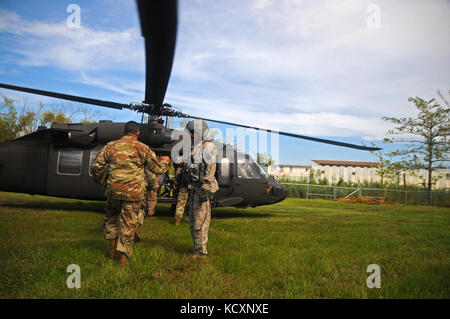 Il comando di stato sergente maggiore per Puerto Rico, Juvencio Mendez, insieme con i soldati senior advisor per il capo delle guardie nazionali Ufficio di presidenza, il comando Sgt. Il Mag. Christopher Kepner, visitato su Ott. 6 alcuni della guardia nazionale truppe attualmente al lavoro dopo il passaggio dell uragano Maria attraverso Puerto Rico. Lo scopo del viaggio era di verificare sulle unità a stato, la prontezza e la necessità, al fine di meglio aiutarli a compiere l'isola della missione di recupero. (Foto di Spc. Agustín Montañez, PRNG-PAO/rilasciato) Foto Stock