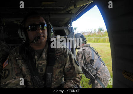 Il comando di stato sergente maggiore per Puerto Rico, Juvencio Mendez, insieme con i soldati senior advisor per il capo delle guardie nazionali Ufficio di presidenza, il comando Sgt. Il Mag. Christopher Kepner, visitato su Ott. 6 alcuni della guardia nazionale truppe attualmente al lavoro dopo il passaggio dell uragano Maria attraverso Puerto Rico. Lo scopo del viaggio era di verificare sulle unità a stato, la prontezza e la necessità, al fine di meglio aiutarli a compiere l'isola della missione di recupero. (Foto di Spc. Agustín Montañez, PRNG-PAO/rilasciato) Foto Stock