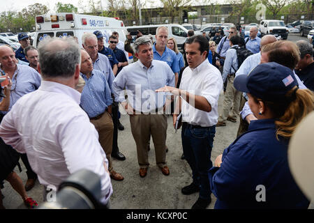 Il Governatore di Porto Rico Ricardo Rossello parla con i membri di una delegazione del Congresso fuori dal Centro Congressi di San Juan, 7 ottobre 2017. La delegazione si è recata a Porto Rico per vedere i danni causati dall'uragano Maria e per parlare con i leader della FEMA e dei suoi partner federali. (STATI UNITI Air Force foto di Master Sgt. Joshua L. DeMotts) (Stati Uniti Air Force foto di Master Sgt. Joshua L. DeMotts) Foto Stock