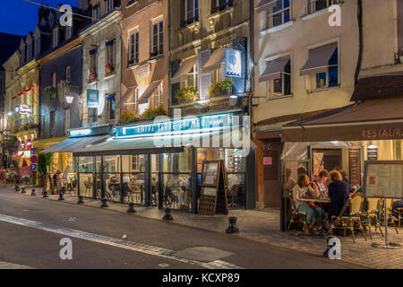 Città storica di honfleur con persone a terrazze di sera Foto Stock