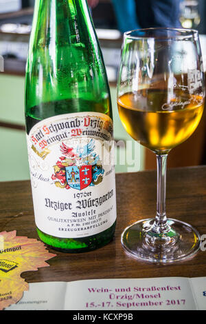 Una bottiglia di vetro e di 1976 Ürziger Würzgarten Riesling Auslese vino da Weingut Karl Schwaab, Ürzig Mosel, Renania-Palatinato, Germania Foto Stock