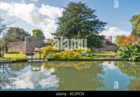 WELLS Somerset in Inghilterra i vescovi nei giardini del palazzo le pareti e la casa con riflessioni nel fossato o bene Foto Stock