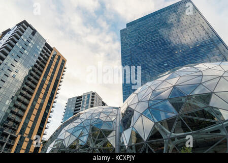 Guardando le società amazon nuova sede mondiale di sfere e la torre e condominio le torri in downtown seattle circa ottobre 2017. Foto Stock