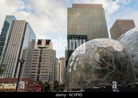 Guardando le società amazon nuova sede mondiale di sfere e dintorni torri condominio in downtown seattle circa ottobre 2017. Foto Stock