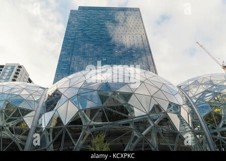 Guardando le società amazon nuova sede mondiale di sfere e tower nel centro di Seattle circa ottobre 2017. Foto Stock