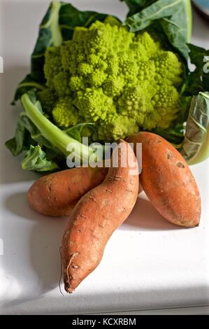 Romanesco broccoli e patate dolci Foto Stock