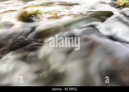 Acqua sfocata eddy idromassaggio in pietra di fiume a Rheinfall (Cascate del Reno) cascata di Neuhausen am Rheinfall, , Schaffhausen, Svizzera Foto Stock