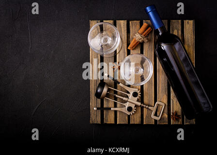 Bottiglia di vino bianco secco e un bicchieri. flat laici. vista dall'alto. Foto Stock