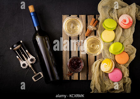 Bottiglia di vino bianco secco e un amaretto. flat laici. vista dall'alto. Foto Stock