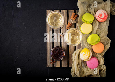 Vino bianco secco e un amaretto. flat laici. vista dall'alto. Foto Stock