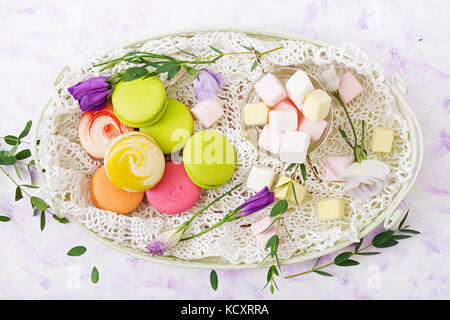 Amaretti colorati e marshmallows su un sfondo ligth. flat laici. vista superiore Foto Stock