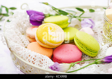 Amaretti colorati e marshmallows su un sfondo ligth. Foto Stock