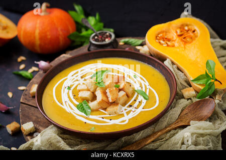 Crema di zucca con panna acida salsa Foto Stock