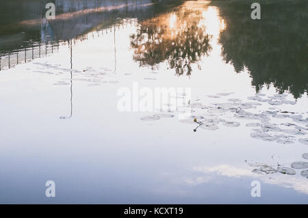 Impressionismo. Fiumi vibrante superficie con riflessioni di sun. Foto Stock