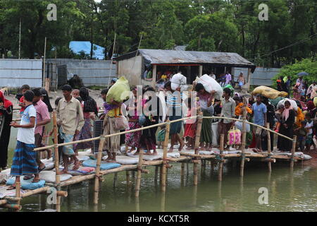 7 ottobre 2017 - Cox'S Bazar, Bangladesh - SHAH PORI ISLAND, BANGLADESH - 7 OTTOBRE : i Rohingya, fuggiti dalle operazioni militari in corso nello stato di Myanmar Rakhain, camminano lungo la strada dell'isola Shah pori per andare al campo profughi dell'isola Shah pori in Bangladesh il 7 ottobre 2017. I Rohinngya fuggirono continuando a rifugiarsi in Bangladesh. Il Bangladesh ha detto che sarebbe stata una delle più grandi telecamere per rifugiati del mondo ad ospitare tutti gli oltre 800.000 musulmani rohingya che hanno chiesto asilo dalla violenza in Myanmar. Crediti: Zakir Hossain Chowdhury/ZUMA Wire/Alamy Live News Foto Stock