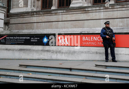 Londra, Regno Unito. 7 ottobre 2017. Un poliziotto è di guardia al Victoria and Albert Museum vicino al sito dove un'auto è stata arata nei pedoni a Londra, Regno Unito, il 7 ottobre 2017. Un certo numero di persone sono rimaste ferite sabato dopo che un'auto è stata arata in pedoni al di fuori del Museo di storia naturale, ha detto la polizia metropolitana di Londra. Crediti: Han Yan/Xinhua/Alamy Live News Foto Stock