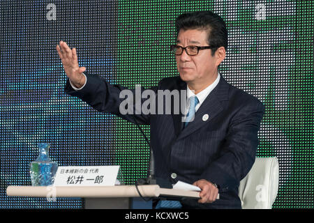 Tokyo, Giappone. 7 ottobre 2017. Il governatore della prefettura di Osaka e leader del Japan Innovation Party Ichiro Matsui partecipa a un dibattito pubblico trasmesso online il 7 ottobre 2017 a Tokyo, Giappone. I leader del partito politico giapponese hanno risposto alle domande sulla società, l'economia, la sicurezza e altre questioni prima delle elezioni anticipate che si terranno il 22 ottobre. Il dibattito pubblico è stato organizzato e trasmesso online dal sito giapponese di video sociali Niconico in collaborazione con il sito Yahoo News in Giappone. Crediti: Rodrigo Reyes Marin/AFLO/Alamy Live News Foto Stock